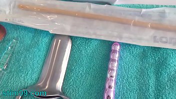 Грязный секс c игрушками: Подруга стонет от удовольствия на кровати любовника