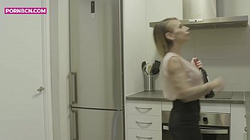 Наслаждайся страстью зрелой женщины и ее молодого любовника на уютной поляне.