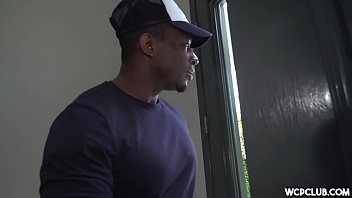 Студентка не устояла перед темнокожим одногруппником и их ночь полна страсти и горячей спермы