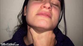 Голодный украинский парень получает наслаждение от орального секса с ненасытной хохлушкой в подъезде