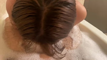 Новобрачные наслаждаются похотливым сексом, снимая каждую позу и достигая оргазма друг от друга