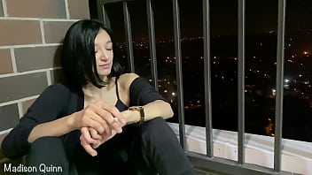 Ночь измены: как сосед превратил грусть в страсть у молодой девушки