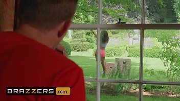 Сексуальная негритянка ощутила прелести загородной жизни с развратным соседом
