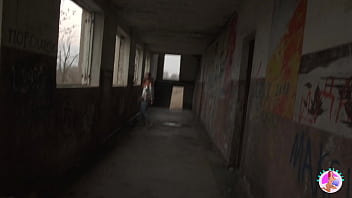 Неудержимое возбуждение молодой шлюшки на грязном вокзале Парижа