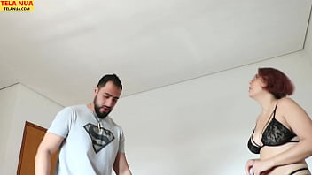 Похотливая женщина не устояла перед стояком соседа и погрузилась в океан удовольствия