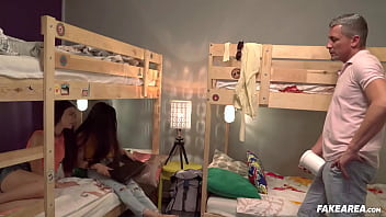 Азиатка отдается домовладельцу в обмен на комнату и заполнение своего тела сексом.