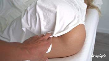 Блондинка с умопомрачительной фигурой в горячем сексе с возбужденным мужчиной