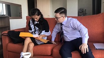 Секс после заказа цветов: она умело сосала его член, получив благодарность в виде спермы