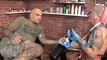 Соучастие блондинки в новом опыте приводит к жаркому сексу на кушетке