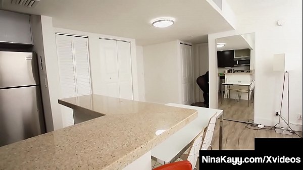 Крошка с большой попкой Nina Kayy трахается с прелюбодеем, пока Sara Jay снимает фильмы