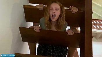 Похотливый сводный брат жестко трахнул молодую красотку на лестнице